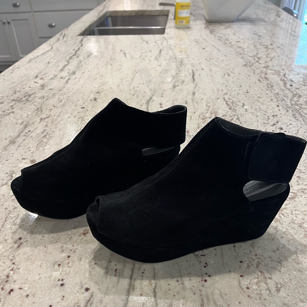 Chocolat Blu “White” Women 8 Shoes Black Suede Leather Wedges. Barely worn